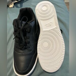 Nike black and white Ebernon low